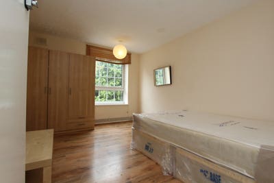 Last 3 rooms - Canary Wharf E14 -Live with friends Main Photo