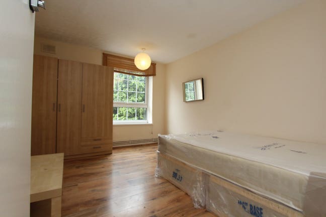 Last 3 rooms - Canary Wharf E14 -Live with friends Main Photo