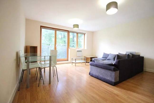 Spacious 2 bedroom apartment in Meath Crescent, Lo Main Photo
