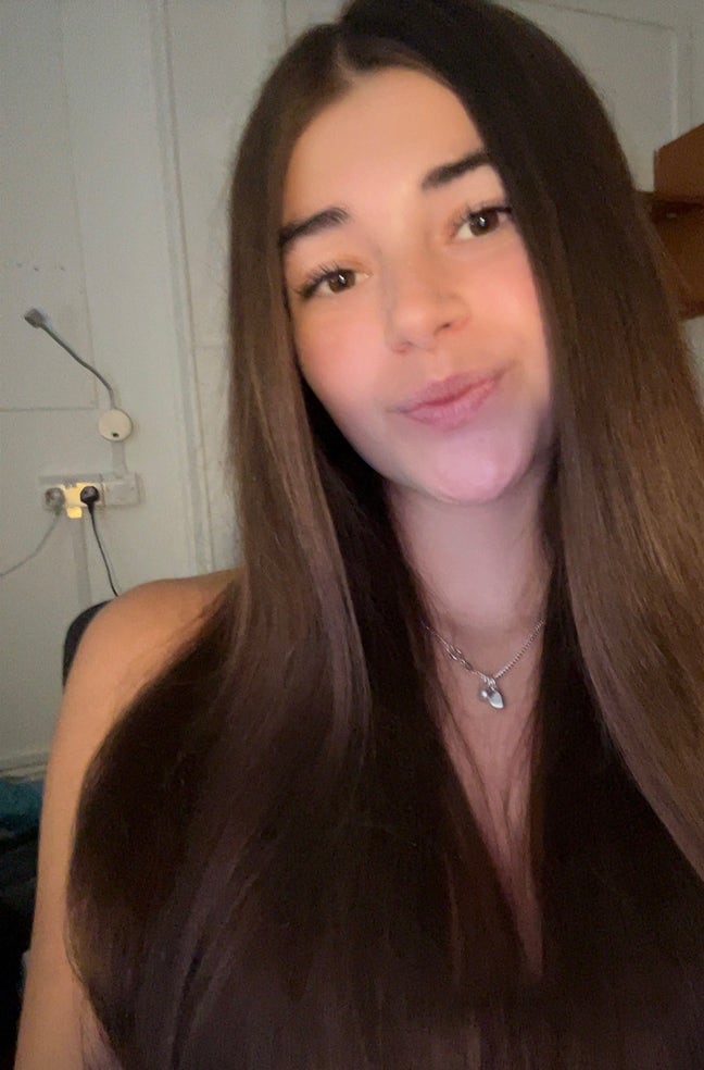 Female seeks a double room Main Photo