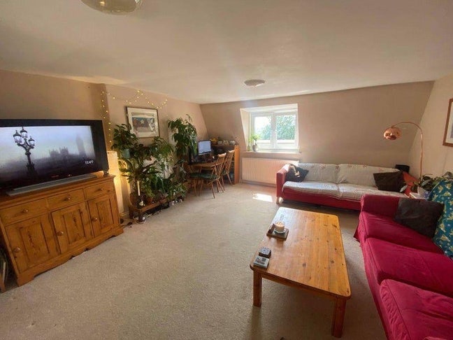 Double bed in two bed flat Main Photo