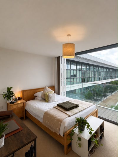 Bright and airy, large double room (in 2 bed flat) Main Photo