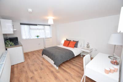 Spacious Ensuite Studio Room Coming Soon.. Main Photo