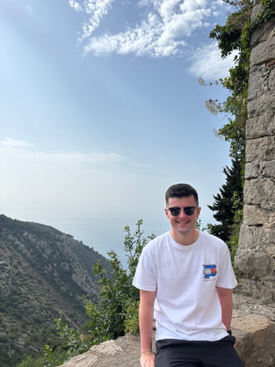 I am a professional male aged 25. I am lookin... Main Photo