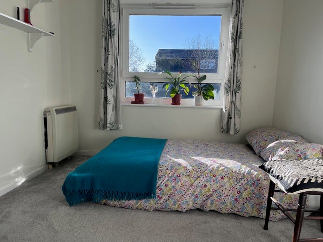Quiet Furnished Room – Single or Double Room Main Photo