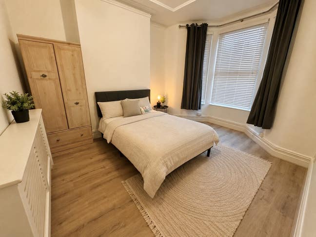 Large Double Room - 4 Bed House - Parking + Pets Main Photo