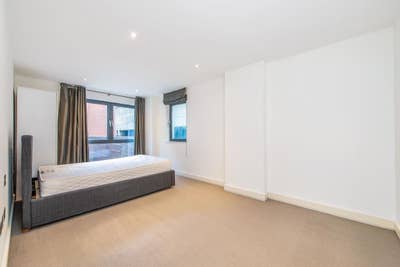 Spacious Double Bedroom - 5 minute walk to station Main Photo