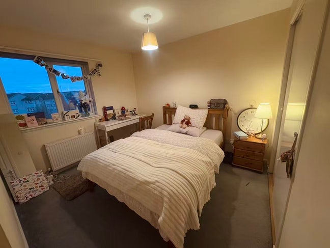 Bright Top-Floor Double Room for Rent (EH11) Main Photo