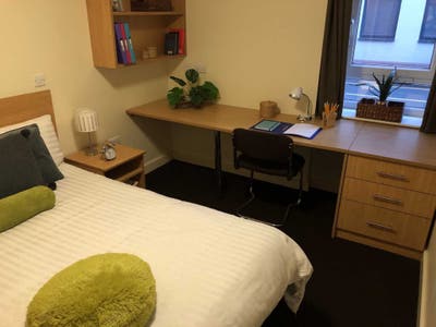 En-suite Room in Foundry 1 | 3-Bed Flat | Availabl Main Photo