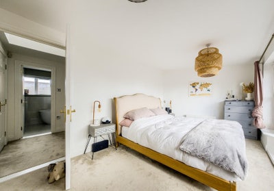 Top-Floor Double Room – Shared House, Jewellery Q. Main Photo