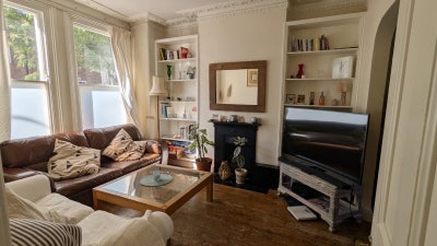 1 x bedroom is a cosy 4 bedroom house Main Photo