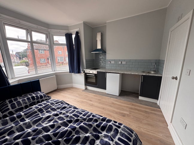 Beautiful Newly Refurbished En-Suite Room to Rent Main Photo
