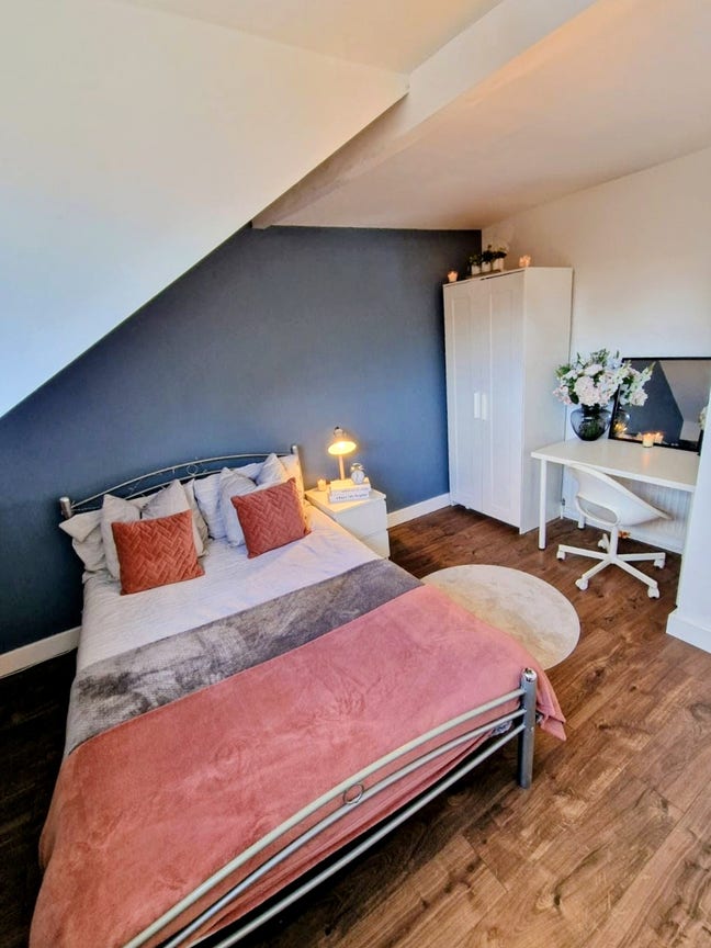 ☆Large Lovely Double Room in Friendly Share☆ Main Photo