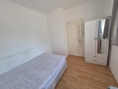 Double bedroom available in Redbridge  Main Photo