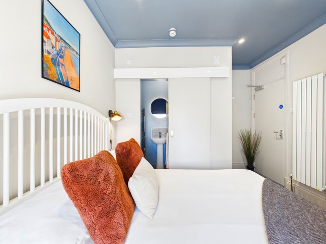 Newly Refurbished Professional House Share Main Photo