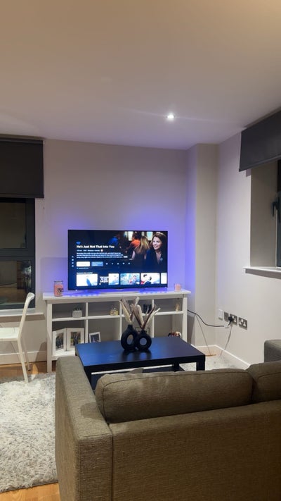 Spacious modern studio flat Main Photo