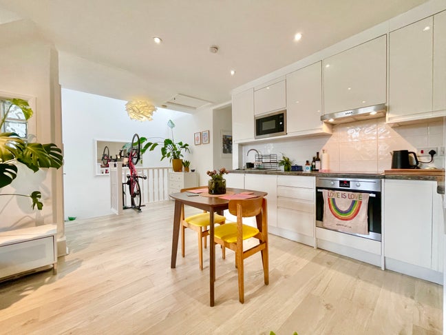 Bright double room with great transport links Main Photo