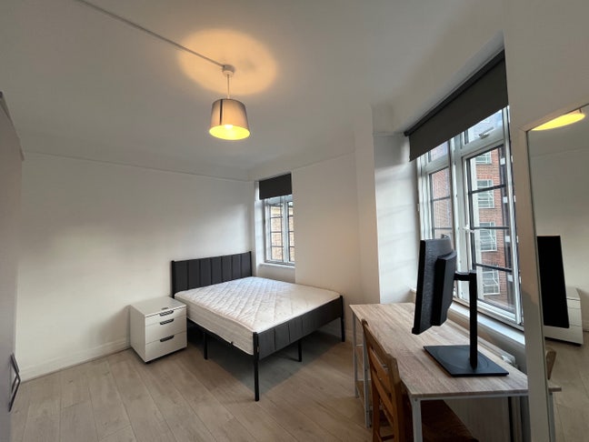 Spacious and Bright Double Bed  Main Photo