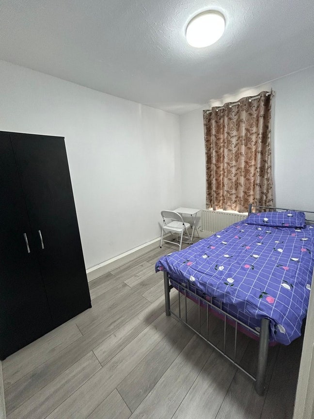 Room Available Immediately & Big room rent &pound;600.   Main Photo
