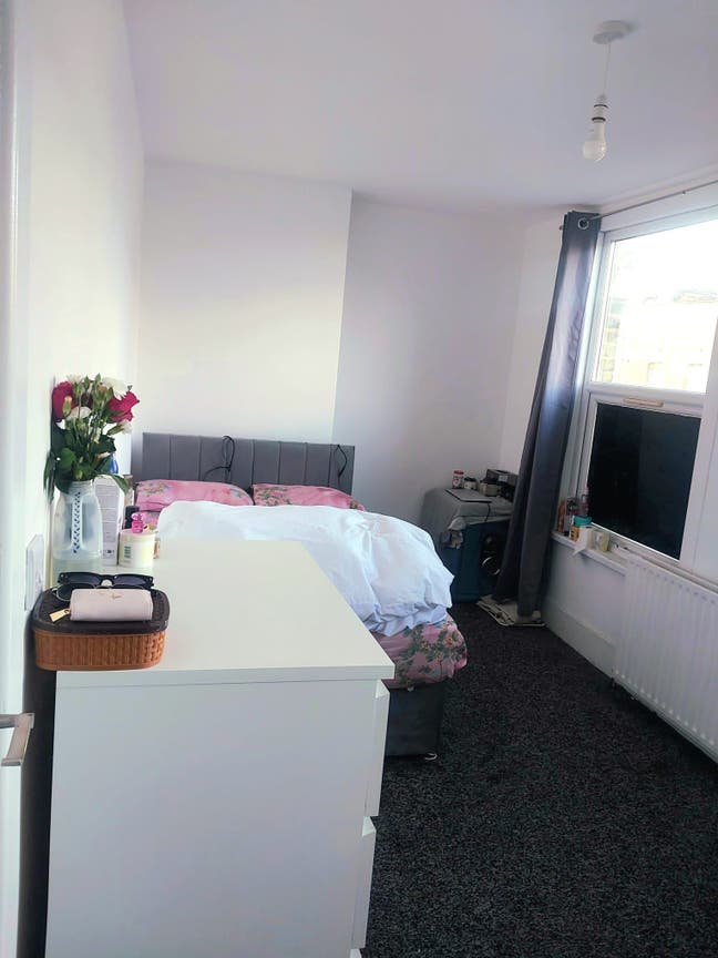Single and  Double Room Available Main Photo