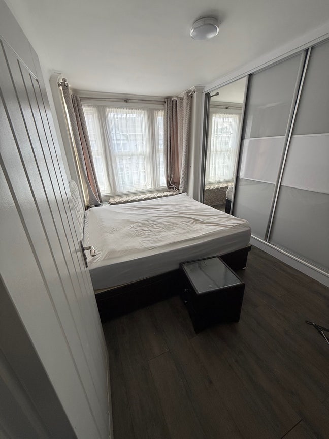 Rooms in barking mins away from station  Main Photo