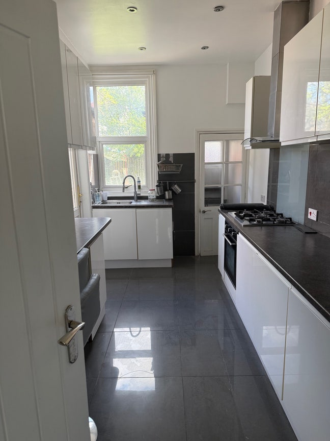 Rooms in barking mins away from station  Main Photo