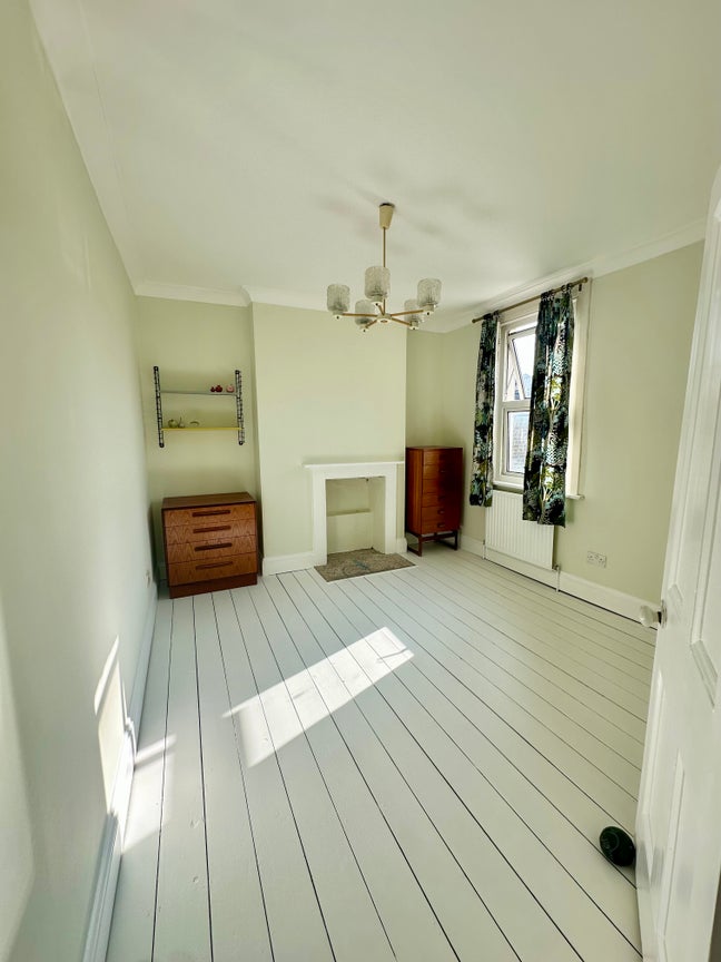 Lovely light room in artists Brixton house. Main Photo