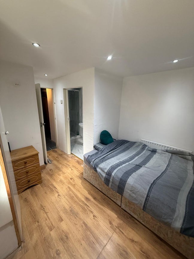 Studio Flat for Rent  &pound;850pm (all bills included) Main Photo