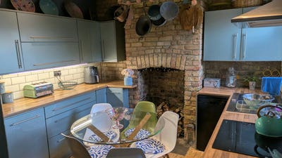 A calm, warm room in a lovely family home  Main Photo