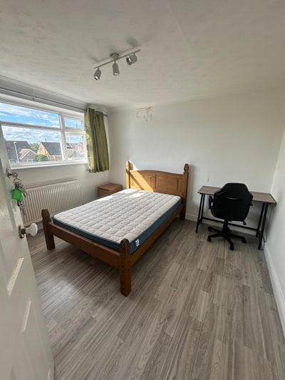 Large double bedroom near town Main Photo