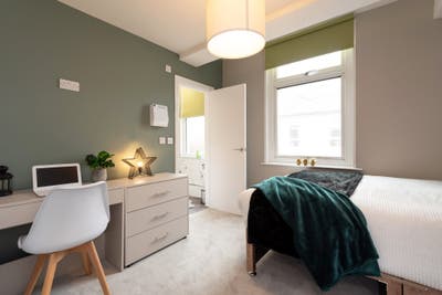  Premium Ensuite in Modern Professional House Main Photo