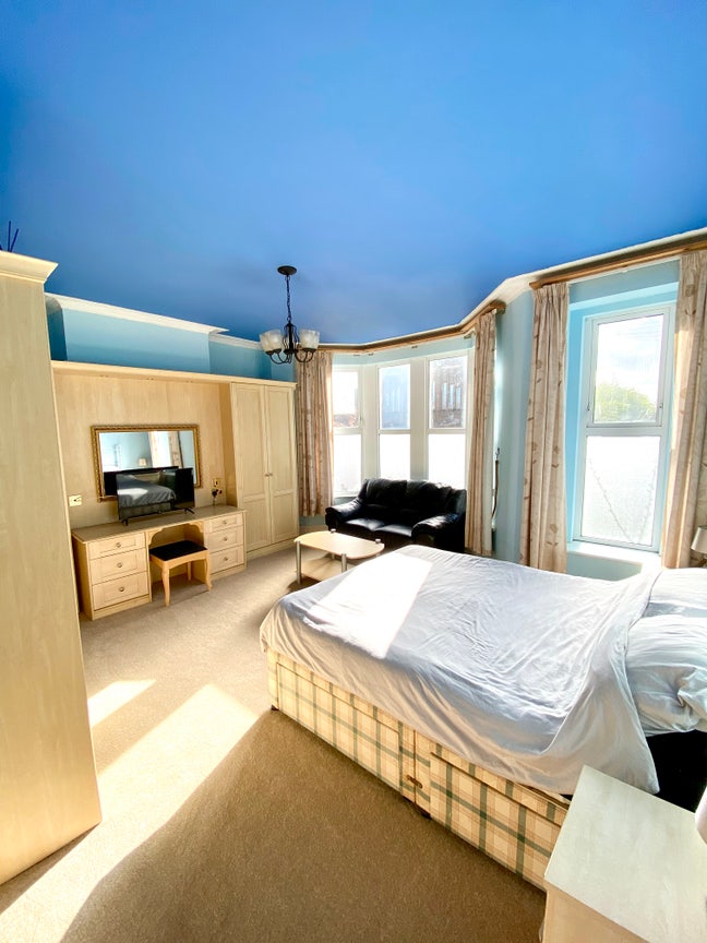 Double room (all inclusive) friendly household   Main Photo