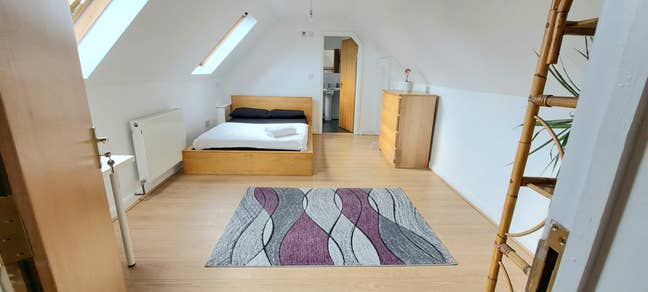 Huge Double bedroom with en suite (Heathrow) Main Photo