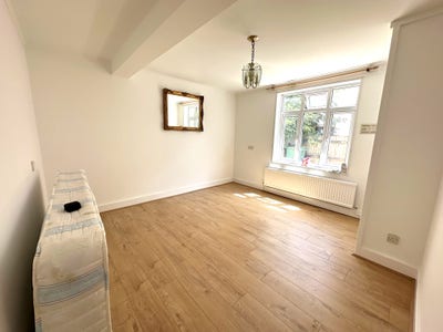 A spacious room at the door step to North Acton st Main Photo