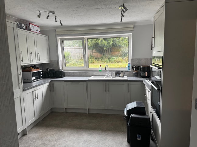 Spacious double room/ Quite Home/single or couple  Main Photo