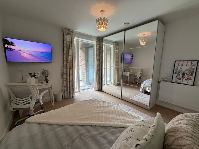 🏡 Brand New Greenwich Home | Balcony Room Main Photo