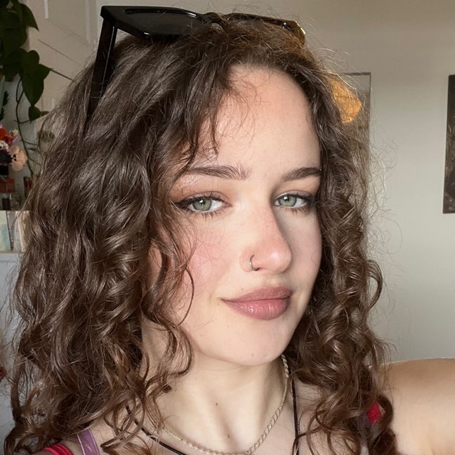 Im a 23 year old girl looking to make the mov... Main Photo