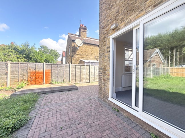 Ground Floor Maisonette with Private Garden in CR2 Main Photo