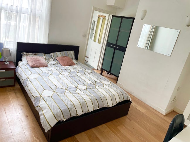 Double with ensuite & Single room Quiet Houseshare Main Photo