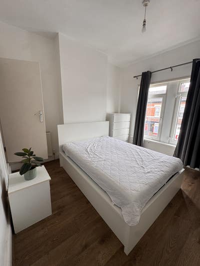Extra Double room to rent 600 bills including Main Photo
