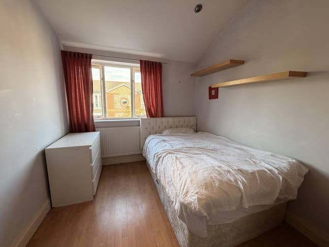 Double Bedroom in Shared House Main Photo
