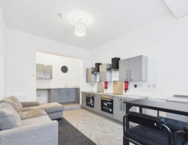 Newly refurbished, fully furnished, ready now! Main Photo