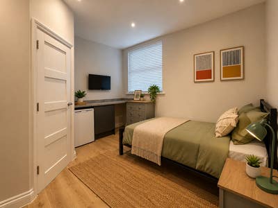 Comfortable Double with Ensuite & In-Room Fridge Main Photo
