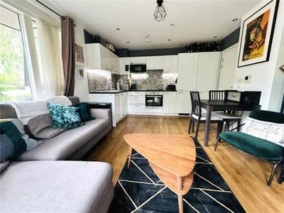 2 bedroom ground floor flat Main Photo
