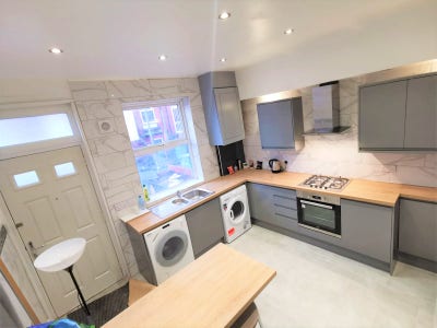 Beautiful Rooms Available to Rent Close to Uni. Main Photo