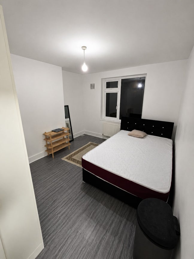 Double Room to Rent in CR4 3ES – Bills Inclusive Main Photo