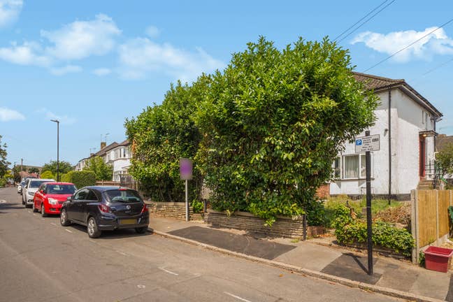 Hanwell Square | Modern Sixth Floor Apartment Main Photo