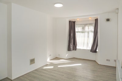 Freshly decorated, 2 bed flat in Goodmayes IG3 Main Photo