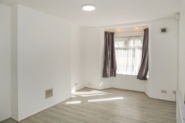 Freshly decorated, 2 bed flat in Goodmayes IG3 Main Photo