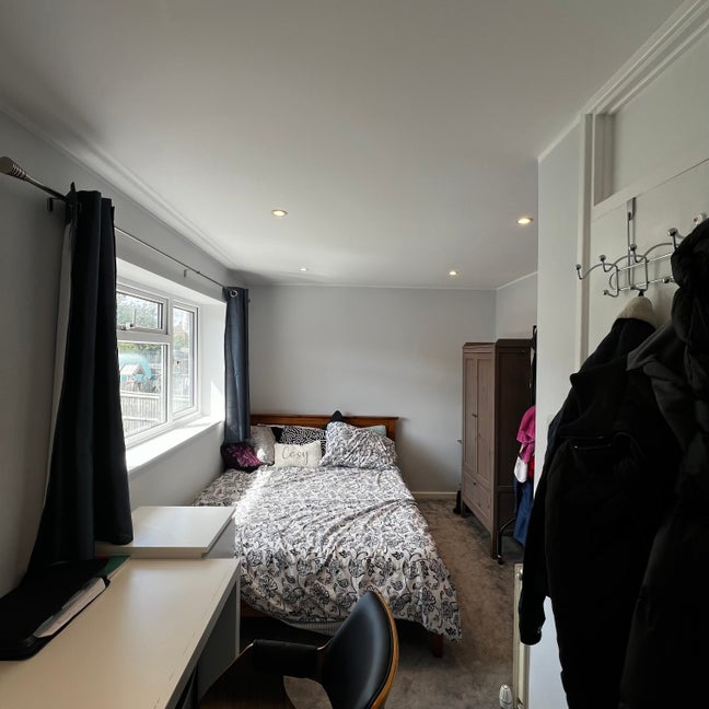 King Bed Room, wardrobe, desk, close to Bristol  Main Photo